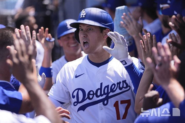 [로스앤젤레스=AP/뉴시스] LA 다저스의 오타니 쇼헤이가 6일(현지 시간) 미 캘리포니아주 로스앤젤레스의 다저 스타디움에서 열린 2025 메이저리그 세인트루이스 카니덜스와의 경기 3회 말 2점 홈런(시즌 39호)이자 자신의 MLB 통산 1000번째 안타를 친 뒤 더그아웃에서 동료들의 축하를 받고 있다. 이날 오타니는 선발 투수로 4이닝 1실점 2피안타 8탈삼진을, 타자로서는 3타수 1안타 2타점 1득점 1볼넷 1삼진을 기록했고, 다저스는 3-5로 역전패했다. 2025.08.07.