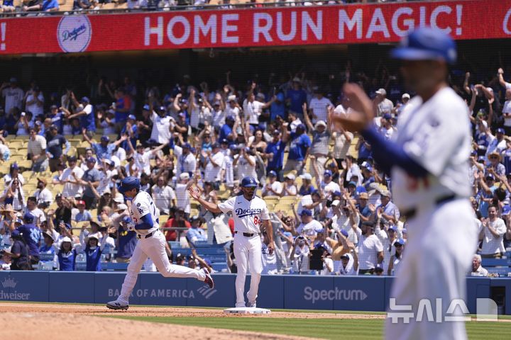 [로스앤젤레스=AP/뉴시스] LA 다저스의 오타니 쇼헤이가 6일(현지 시간) 미 캘리포니아주 로스앤젤레스의 다저 스타디움에서 열린 2025 메이저리그 세인트루이스 카니덜스와의 경기 3회 말 2점 홈런(시즌 39호)이자 자신의 MLB 통산 1000번째 안타를 치고 베이스를 돌고 있다. 이날 오타니는 선발 투수로 4이닝 1실점 2피안타 8탈삼진을, 타자로서는 3타수 1안타 2타점 1득점 1볼넷 1삼진을 기록했고, 다저스는 3-5로 역전패했다. 2025.08.07.