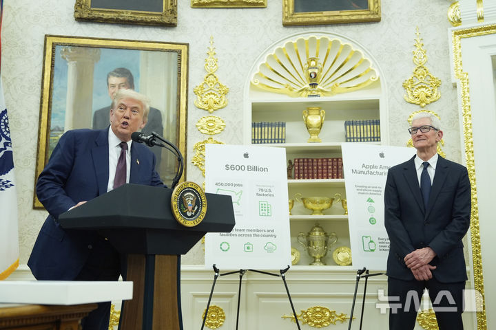 [워싱턴=AP/뉴시스] 도널드 트럼프 미국 대통령이 6일(현지 시간) 미 워싱턴 DC 백악관 오벌 오피스에서 팀 쿡 애플 CEO와 기자회견을 하고 있다. 애플은 이날 국내 사업에 4년간 총 6000억 달러(831조3000억원)를 투자한다고 밝혔다. 2025.08.07.