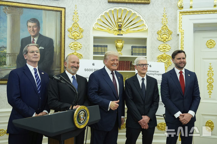 [워싱턴=AP/뉴시스] 도널드 트럼프 미국 대통령이 6일(현지 시간) 미 워싱턴 DC 백악관 오벌 오피스에서 팀 쿡 애플 CEO 등과 기념촬영 하고 있다. 애플은 이날 국내 사업에 4년간 총 6000억 달러(831조3000억원)를 투자한다고 밝혔다. 왼쪽부터 스콧 베센트 재무장관, 하워드 루트닉 상무장관, 트럼프 대통령, 팀 쿡 CEO, JD 밴스 부통령. 2025.08.07.