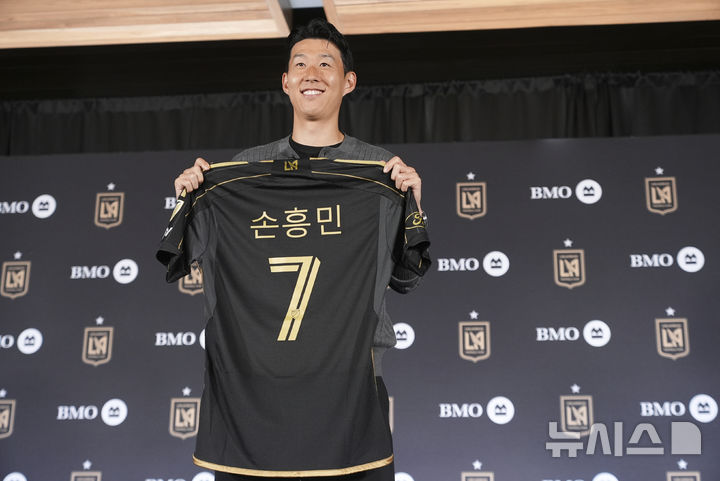 [로스앤젤레스=AP/뉴시스]미국프로축구 LAFC 입단한 손흥민. 2025.08.06.