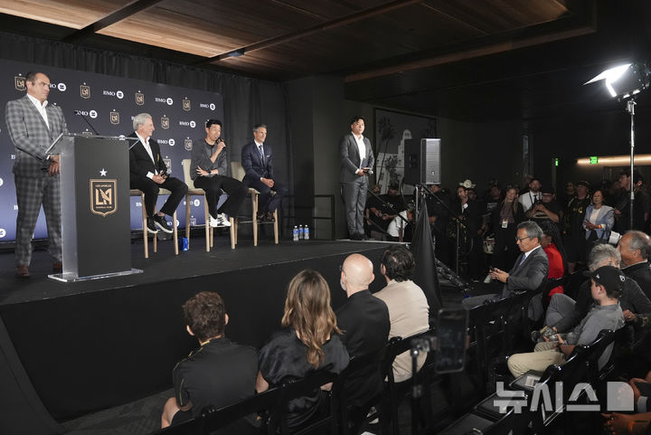 [로스앤젤레스=AP/뉴시스] 손흥민(가운데)이 6일(현지 시간) 미 캘리포니아주 로스앤젤레스(LA)의 BMO 스타디움에서 미국프로축구(MLS) LA FC 입단 기자회견을 하고 있다. 2025.08.07.