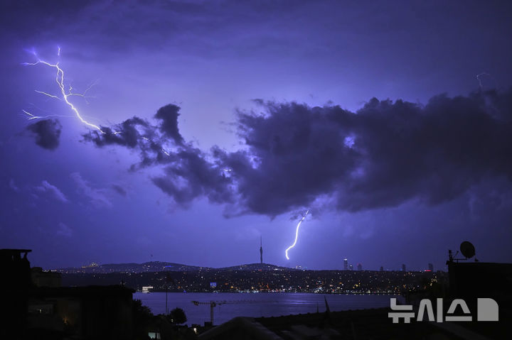 [이스탄불=AP/뉴시스] 7일(현지 시간) 튀르키예 이스탄불의 보스포루스 해협 상공에서 번개가 치고 있다. 2025.08.07.