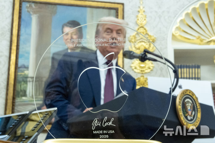 [워싱턴=AP/뉴시스] 도널드 트럼프 미국 대통령이 6일(현지 시간) 미 워싱턴 DC 백악관 오벌 오피스에서 애플의 투자 계획을 발표하고 있다. 애플은 이날 국내 사업에 4년간 총 6000억 달러(831조3000억원)를 투자한다고 밝혔다. 2025.08.07.