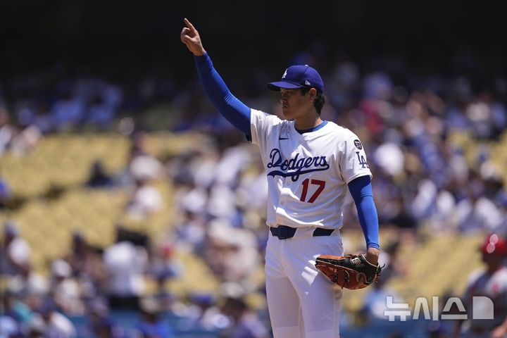 [로스앤젤레스=AP/뉴시스] LA 다저스의 오타니 쇼헤이가 6일(현지 시간) 미 캘리포니아주 로스앤젤레스의 다저 스타디움에서 열린 2025 메이저리그 세인트루이스 카니덜스와의 경기 1회 말 손짓하고 있다. 이날 오타니는 선발 투수로 4이닝 1실점 2피안타 8탈삼진을, 타자로서는 3타수 1안타 2타점 1득점 1볼넷 1삼진을 기록했고, 다저스는 3-5로 역전패했다. 2025.08.07.</font></font>