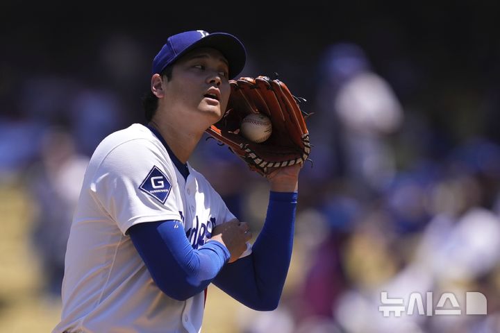 [로스앤젤레스=AP/뉴시스] LA 다저스의 오타니 쇼헤이가 6일(현지 시간) 미 캘리포니아주 로스앤젤레스의 다저 스타디움에서 열린 2025 메이저리그 세인트루이스 카니덜스와의 경기 1회 말 신호를 듣고 있다. 이날 오타니는 선발 투수로 4이닝 1실점 2피안타 8탈삼진을, 타자로서는 3타수 1안타 2타점 1득점 1볼넷 1삼진을 기록했고, 다저스는 3-5로 역전패했다. 2025.08.07.