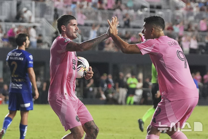 [포트로더데일=AP/뉴시스] 미국 프로축구 메이저리그사커(MLS) 인터 마이애미의 로드리고 데 파울(왼쪽), 루이스 수아레스. 2025.08.06.