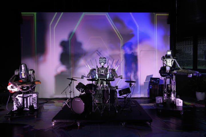 [베이징=AP/뉴시스] 중국이 인공지능(AI) 기반 로봇 산업을 미래 전략 산업으로 육성하는 가운데, 8일 베이징에서 세계 최초의 통합형 로봇 매장이 문을 열었다. 로봇 매장 옆에 있는 로봇 레스토랑에서 로봇 밴드가 공연 중인 모습. 2025.08.08