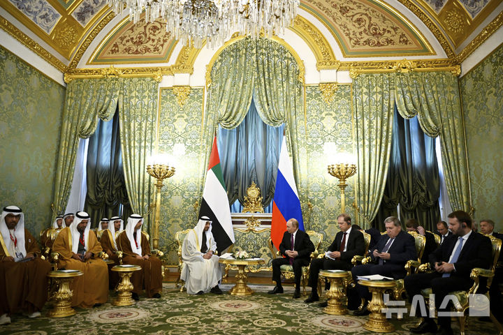 [AP/뉴시스] 러시아의 푸틴 대통령(오른쪽)이 7일 UAE의 모하베드 빈 자예드 알나히안 대통령과 크렘린에서 환담하고 있다.