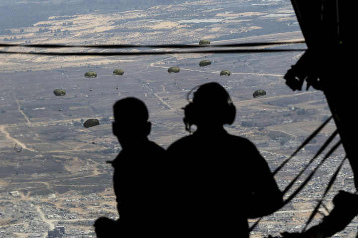 [가자지구=AP/뉴시스] 지난 7일(현지 시간) 가자지구 상공에서 요르단 공군 C-130 수송기가 팔레스타인 주민들을 위한 인도적 지원 물품을 투하하고 있다. 2025.08.08.