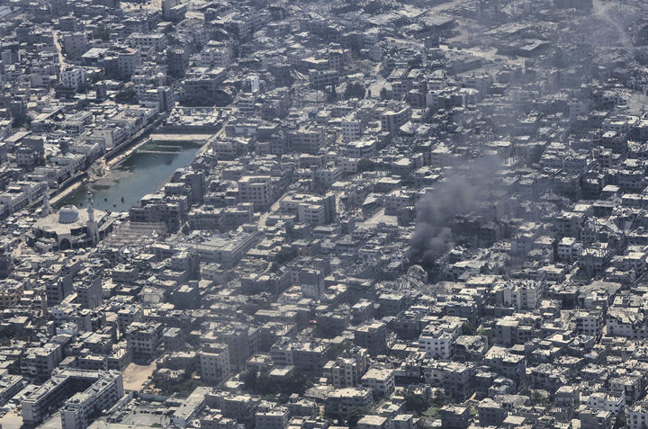 [가자시티=AP/뉴시스] 7일(현지 시간) 팔레스타인인들을 위한 인도적 지원 물품을 공중 투하하던 요르단 공군 C-130 수송기에서 바라본 가자지구 가자시티에서 연기가 치솟고 있다. 2025.08.08.