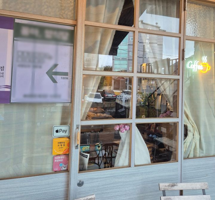 [거제=뉴시스] 신정철 기자= 거제시치매안심센터는 지역사회의 촘촘한 치매안전망 구축을 위해 치매안심가맹점 100곳을 올해 신규로 지정하여 총 492개소를 운영한다고 6일 밝혔다.사진은 신규지정 치매안심가맹점 모습.(사진=거제시 제공).2025.08.06. photo@newsis.com *재판매 및 DB 금지