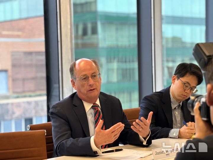 [워싱턴=뉴시스]이윤희 특파원 = 제임스 웨이먼 한미의회교류센터(KIPEC) 초대 센터장이 6일(현지 시간) 미국 워싱턴DC KIPEC 사무실에서 특파원단 간담회를 진행하고 있다. 2025.08.07.