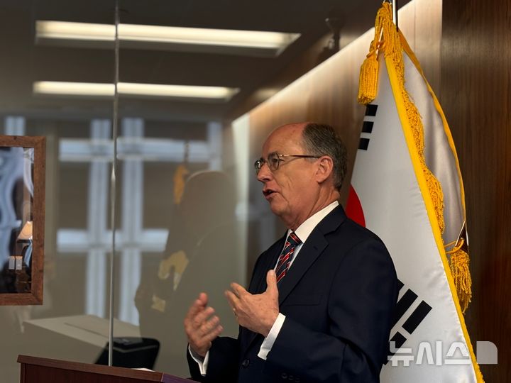 [워싱턴=뉴시스]이윤희 특파원 = 제임스 웨이먼 한미의회교류센터(KIPEC) 초대 센터장이 6일(현지 시간) 미국 워싱턴DC KIPEC 사무실에서 특파원단 간담회를 진행하고 있다. 2025.08.07. 