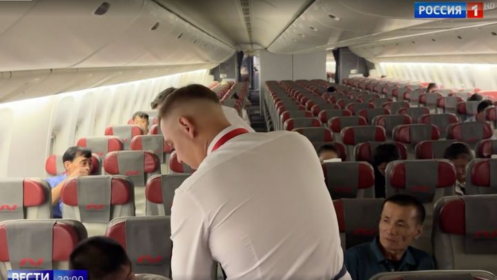 [서울=뉴시스]지난달 28일 모스크바에서 평양으로 가는 러시아 노르드윈드 항공사 여객기의 좌석 대부분이 비어 있는 모습. (출처=러시아 1 방송, NK 뉴스에서 재인용) 2025.8.7. *재판매 및 DB 금지