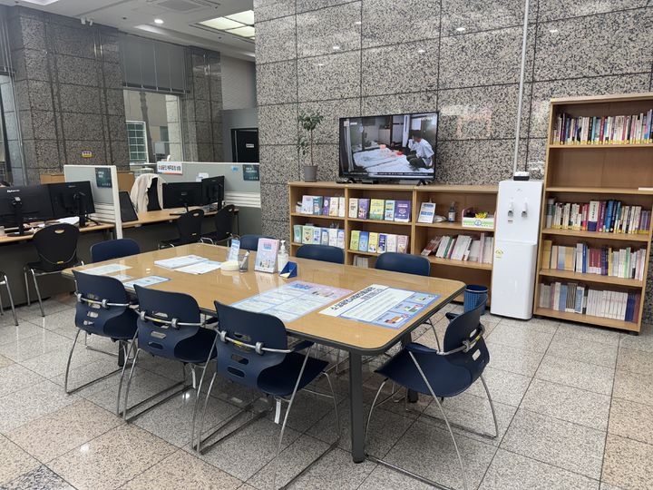 [서울=뉴시스] 소상공인시장진흥공단의 대전남부센터 무더위쉼터 내부 모습. (사진=소상공인시장진흥공단 제공) 2025.08.07. photo@newsis.com *재판매 및 DB 금지