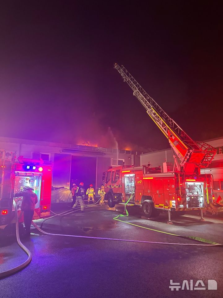 [증평=뉴시스] 지난 6일 오후 9시33분께 충북 증평군 도안면 도당리의 한 공장에서 불이 나 소방당국이 진화 작업을 벌이고 있다. 불은 5시간 30여분만인 7일 오전 3시8분께 꺼졌다. (사진=증평소방서 제공) 2025.08.07. photo@newsis.com