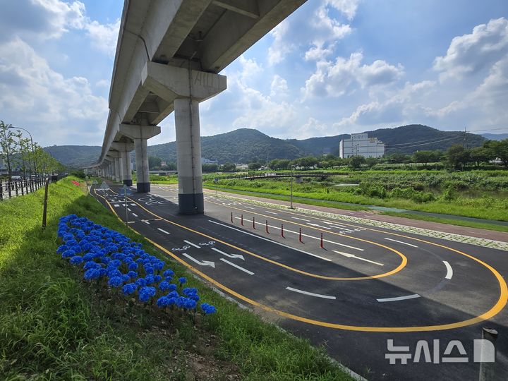 [용인=뉴시스]경안천변 자전거 연습장(사진=용인시 처인구 제공)2025.08.07.photo@newsis.com *재판매 및 DB금지