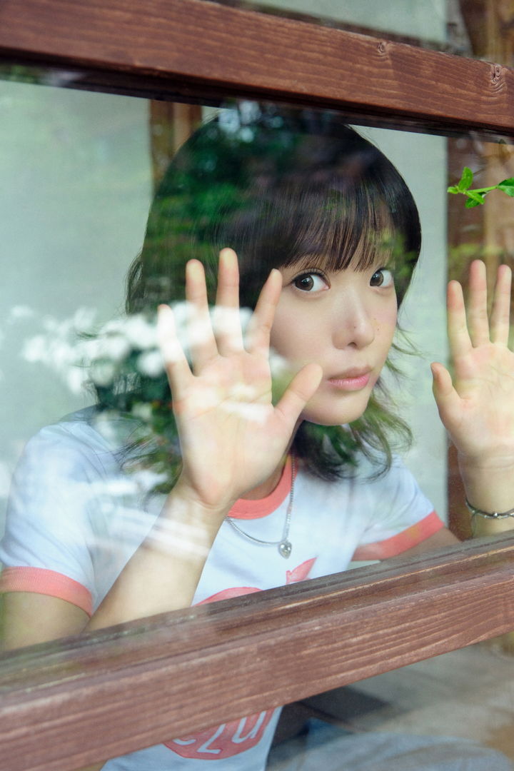 [서울=뉴시스] 삼성물산 패션부문의 편집숍 플랫폼 비이커는 오는 27일까지 비이커 한남 플래그십스토어에서 싱어송라이터 한로로(HANRORO)와 협업 팝업스토어를 열고 '자몽살구클럽' 프로젝트를 공개한다고 7일 밝혔다. (사진=삼성물산 패션 제공) *재판매 및 DB 금지