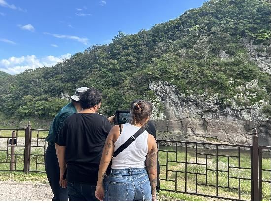 [울산=뉴시스] 구미현 기자 =지난해 반구대 암각화를 방문한 빌스 작가 (사진=울산시립미술관 제공) photo@newsis.com *재판매 및 DB 금지