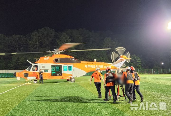 [제주=뉴시스] 6일 오후 제주시 구좌읍에서 소방당국이 심정지 환자를 헬기로 이송하고 있다. (사진=제주소방안전본부 제공) 2025.08.07. photo@newsis.com