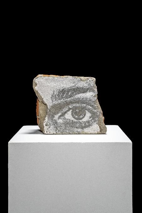 [울산=뉴시스] 구미현 기자 = 빌스 作 스플리터 시리즈 #13, 2021, 27.5x33x14.5cm, 철거된 건물의 잔해에 레이저로 음각된 조각(벽돌, 석고, 콘크리트, 페인트) (사진=울산시립미술관 제공) photo@newsis.com *재판매 및 DB 금지