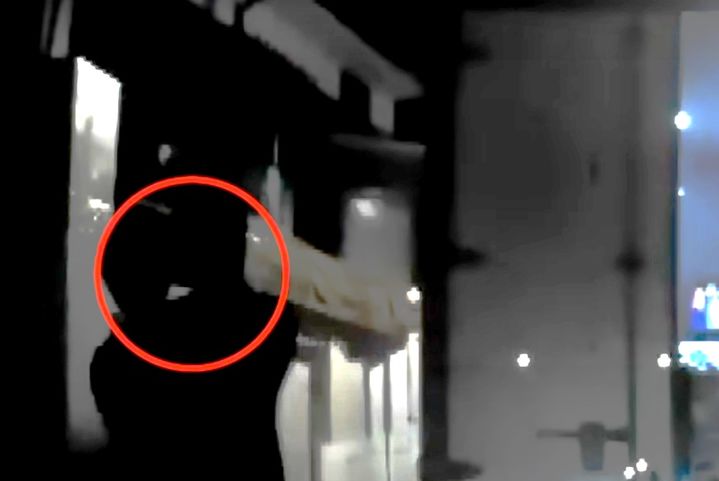 [서울=뉴시스] 강동구의 한 주차장에서 출입구를 막은 택배차에 경적을 울렸다가 배송 기사에게 폭언과 폭행을 당한 한 남성의 사건이 알려졌다. 사진은 블랙박스에 포착된 당시 피해 남성을 위협하는 배송 기사의 모습. (사진 = 'JTBC News' 유튜브 캡처) 2025.08.07. *재판매 및 DB 금지