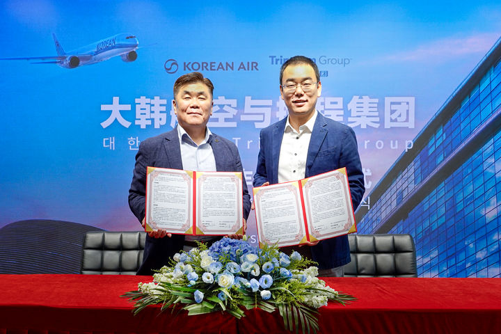 [서울=뉴시스] 대한항공은 중국 온라인 여행사 '씨트립(Ctrip)'과 전략적 파트너십을 맺었다고 7일 밝혔다. 사진은 협약식에 참석한 박요한 대한항공 중국지역본부장(왼쪽)과 장용(Zhang Yong) 트립닷컴 그룹 항공권 사업부 CEO가 기념 촬영을 하고 있는 모습.(사진제공=대한항공). 2025.8.7. photo@newsis.com *재판매 및 DB 금지