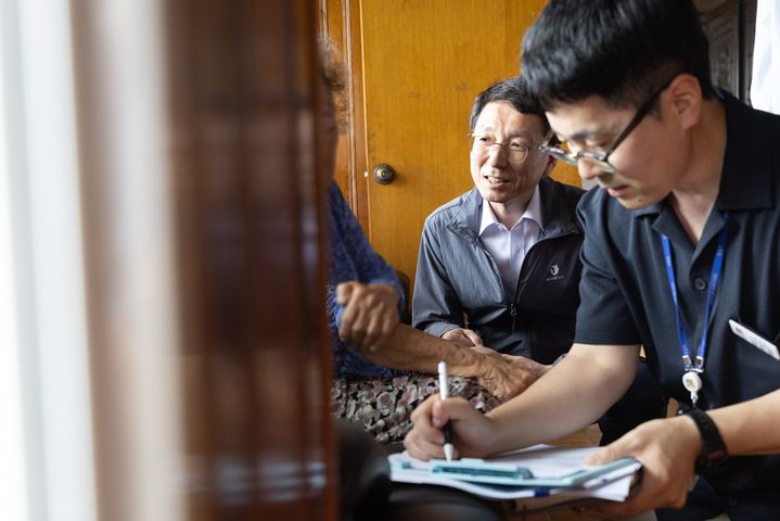 [수원=뉴시스] 지난달 28일 김성중 행정1부지사가 안성 민생회복 소비쿠폰 '찾아가는 신청' 대상자 가구를 방문해 접수 지원을 하고 있다. (사진=경기도 제공) 2025.08.07. photo@newsis.com *재판매 및 DB 금지