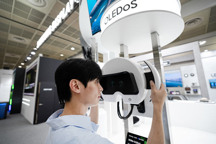 [서울=뉴시스]삼성디스플레이가 'K-디스플레이 2025'에서 선보인 1.3형 4,000PPI 해상도의 양안 화이트(W) 올레도스 제품. (사진=삼성디스플레이 제공) 2025.08.07. photo@newsis.com *재판매 및 DB 금지
