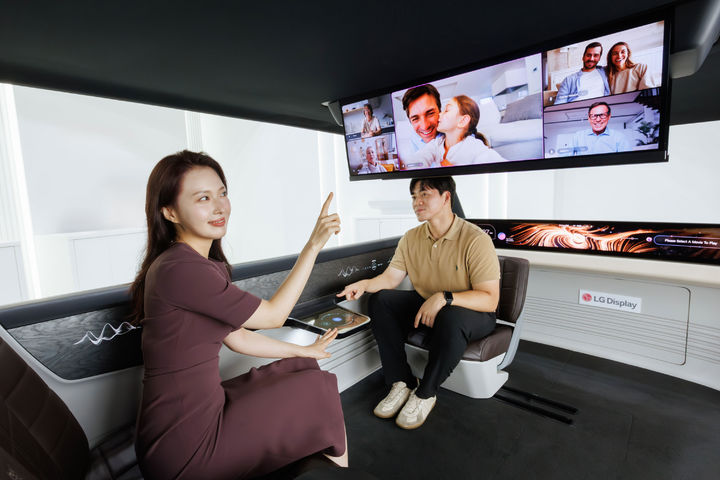 [서울=뉴시스]7일 서울 코엑스에서 열린 'K-디스플레이 2025' 전시회에서 LG디스플레이 임직원이 차량용 디스플레이를 소개하고 있다. (사진=LG디스플레이 제공) 2025.08.07. photo@newsis.com *재판매 및 DB 금지