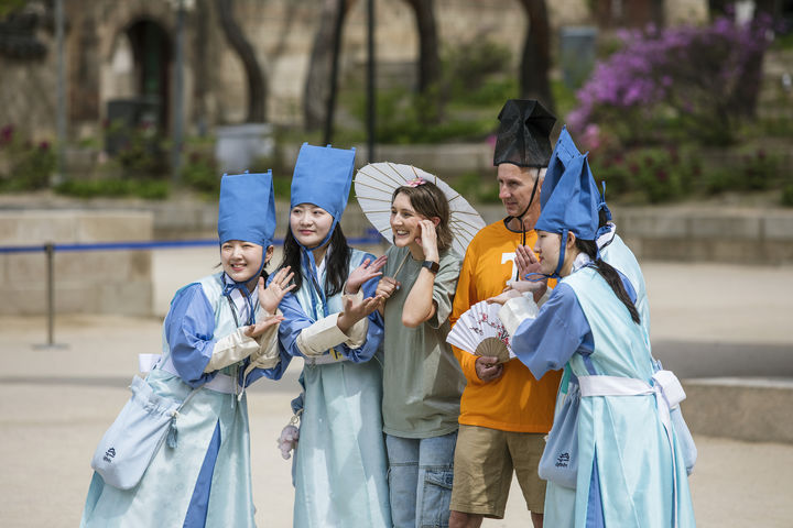 [서울=뉴시스] 궁중문화축전 자원활동가 '궁이둥이' (사진=국가유산진흥원 제공) 2025.08.07. photo@newsis.com *재판매 및 DB 금지