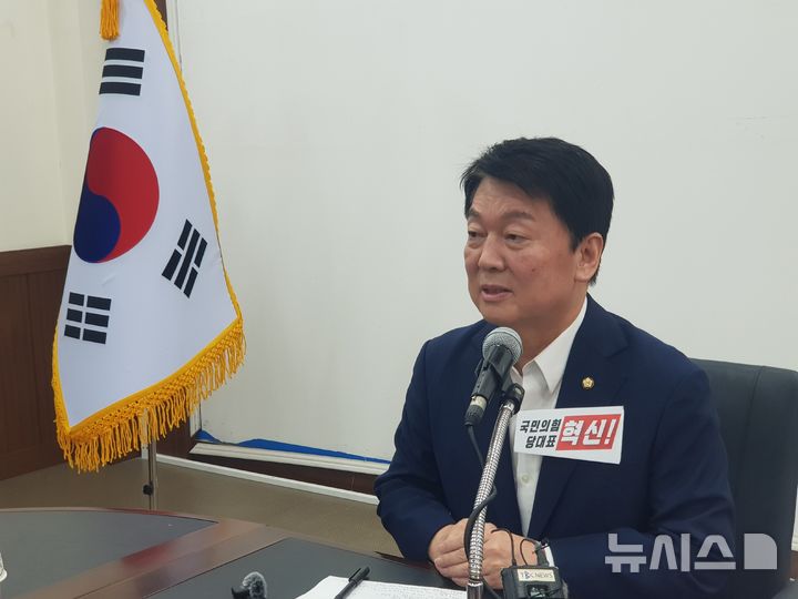 [대구=뉴시스] 정창오 기자=안철수 국민의힘 당 대표 후보가 7일 오전 대구시 수성구 범어동 국민의힘 대구시당 당사에서 열린 지역 언론사 기자들과의 간담회에서 발언하고 있다. 윤석열 대통령과 김건희 여사에 대한 특검과 관련해 “전직 대통령 부부로써 품격 있고 성실하게 수사하는 것이 국민에 대한 예의라고 생각한다”고 말했다. 2025.08.07. jco@newsis.com