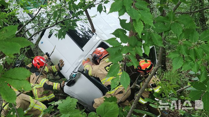 [포항=뉴시스] 안병철 기자 = 지난 6일 오후 4시27분께 경북 포항시 북구 기북면 한 도로에서 1t 트럭이 4m 아래 비탈면으로 추락했다.(사진=경북소방본부 제공) 2025.08.07. photo@newsis.com