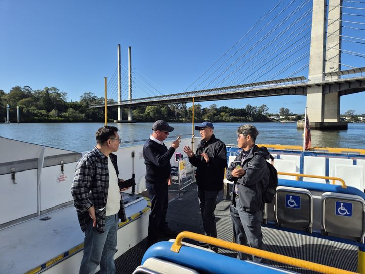 [서울=뉴시스] SH 및 ㈜한강버스 직원들이 ‘시티캣’ 승무원(선장)으로부터 운항 노하우 등을 청취하고 있다. 2025.08.07. (사진=SH 제공) *재판매 및 DB 금지
