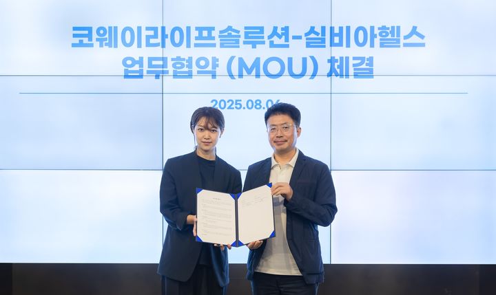 [서울=뉴시스] 지난 6일 열린 협약식에서 김명곤 코웨이라이프솔루션 대표이사(오른쪽)와 고명진 실비아헬스 대표이사(왼쪽)의 기념 촬영. (사진=코웨이라이프솔루션 제공) 2025.08.07. photo@newsis.com *재판매 및 DB 금지