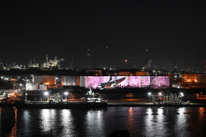 [울산=뉴시스] SK이노베이션 울산콤플렉스가 울산시 남구와 함께 국내 최초로 석유제품 저장탱크를 활용한 미디어파사드 '장생포 라이트(JSP Light)'를 오는 8일부터 17일까지 시범 운영한다. (사진=SK이노베이션 울산콤플렉스 제공) photo@newsis.com *재판매 및 DB 금지