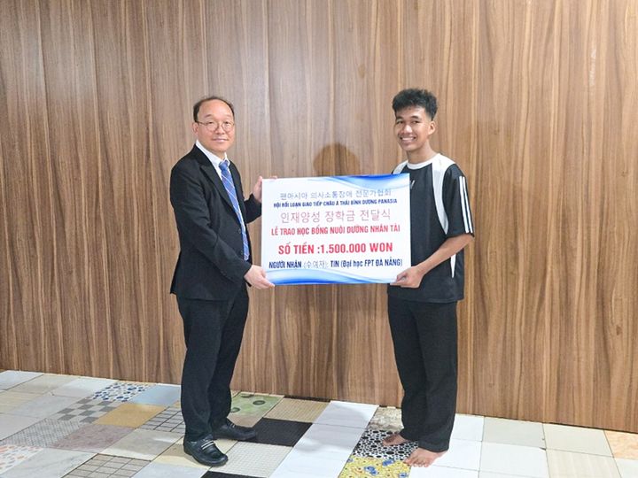 [대전=뉴시스] 전달식 기념촬영을 하고 있는 우송대 언어치료·청각재활학과 탁평곤 교수(왼쪽). (사진=우송대 제공) *재판매 및 DB 금지