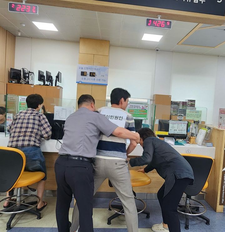 [양산=뉴시스] 웅상출장소가 민원실 내 특이민원 발생상황에 대비한 모의훈련을 하고 있다. (사진=양산시 제공) 2025.08.07. photo@newsis.com *재판매 및 DB 금지