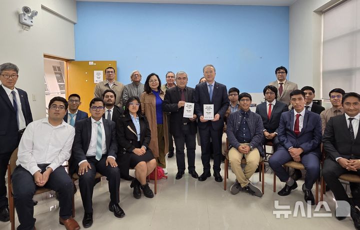 [전주=뉴시스]윤난슬 기자 = 페루국립공과대학교·전북대학교 JBNU국제센터 설립 협약 체결 모습. (사진=전북대 제공) photo@newsis.com