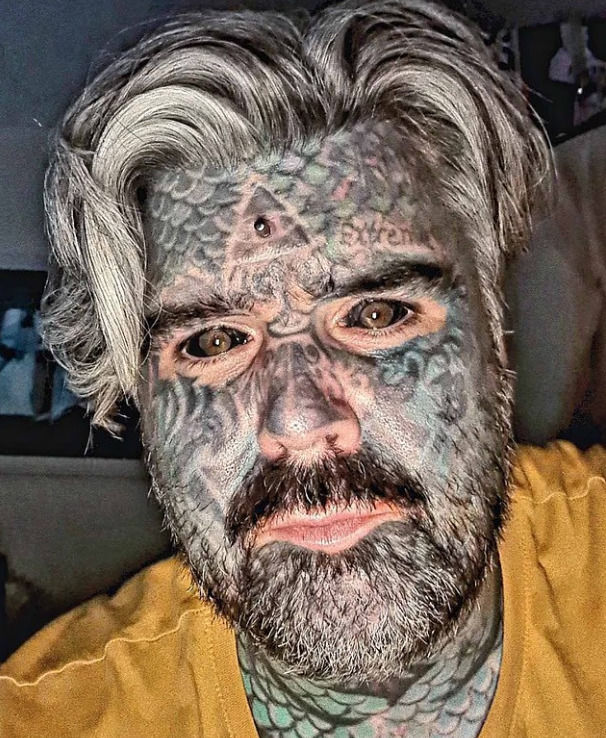 [서울=뉴시스] 전신을 문신으로 덮은 영국 남성이 얼굴 인식 기술 때문에 온라인 성인 콘텐츠 사이트 접속이 제한됐다며 불편을 호소했다. (사진=King of Ink Land/인스타그램).2025.08.07 *재판매 및 DB 금지