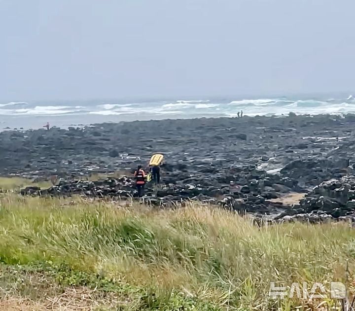 [제주=뉴시스] 7일 오전 제주 서귀포시 강정동 해상에서 다이버가 실종돼 해경과 소방당국이 수색에 나서고 있다. (사진=독자 제공) 2025.08.07. photo@newsis.com