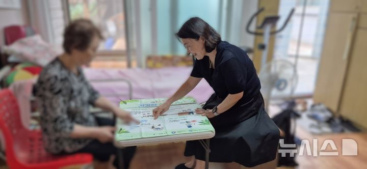 [안양=뉴시스] 방문 전담 간호사가 어르신의 건강을 확인하고 폭염 안전 수칙을 설명하고 있다. (사진=안양시 제공). 2025.08.07.photo@newsis.com