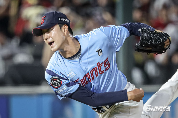 [서울=뉴시스]프로야구 롯데 자이언츠의 윤성빈이 5일 부산 사직구장에서 열린 2025 신한 쏠뱅크 KBO리그 KIA 타이거즈와의 경기에 8회 등판해 역투하고 있다. (사진=롯데 자이언츠 제공) 2025.08.07. *재판매 및 DB 금지