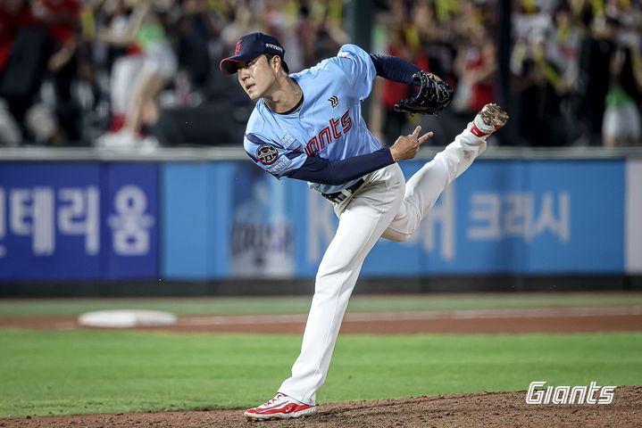 [서울=뉴시스]프로야구 롯데 자이언츠의 윤성빈이 6일 부산 사직구장에서 열린 2025 신한 쏠뱅크 KBO리그 KIA 타이거즈와의 경기에 8회 등판해 역투하고 있다. (사진=롯데 자이언츠 제공) 2025.08.07. *재판매 및 DB 금지