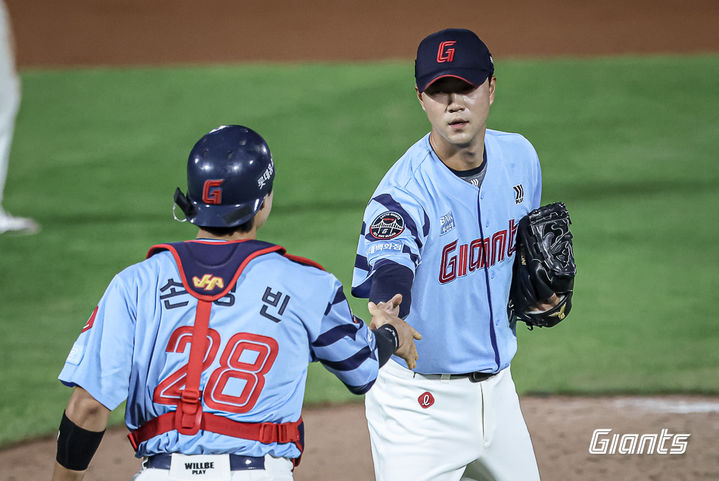 [서울=뉴시스]프로야구 롯데 자이언츠의 윤성빈이 7월31일 부산 사직구장에서 열린 2025 신한 쏠뱅크 KBO리그 NC 다이노스와의 경기에 9회 등판해 11-5로 경기를 마무리한 뒤 포수 손성빈에게 손 인사를 건네고 있다. (사진=롯데 자이언츠 제공) 2025.08.07. *재판매 및 DB 금지