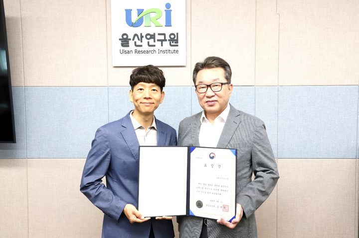 [울산=뉴시스] 편상훈 울산연구원장과 김희종 울산환경교육센터장. (사진=울산연구원 제공) 2025.08.07.&nbsp; photo@newsis.com *재판매 및 DB 금지