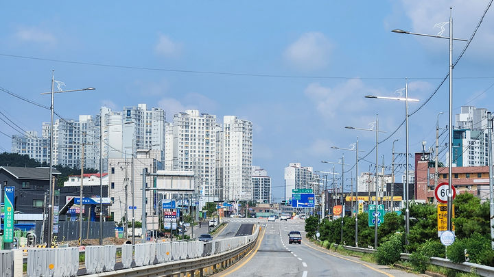 [서산=뉴시스] 지난 4일 서산시가 예천사거리 가로등 설치 공사를 진행하고 있다. (사진=서산시 제공) 2025.08.07. photo@newsis.com *재판매 및 DB 금지