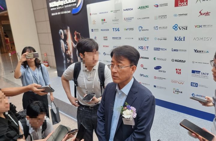 [서울=뉴시스]이지용 기자 = 이청 삼성디스플레이 사장이 7일 서울 강남구 코엑스에서 열린 'K-디스플레이'에 참석한 뒤 취재진을 만나 발언하고 있다. 2025.08.07. leejy5223@newsis.com *재판매 및 DB 금지