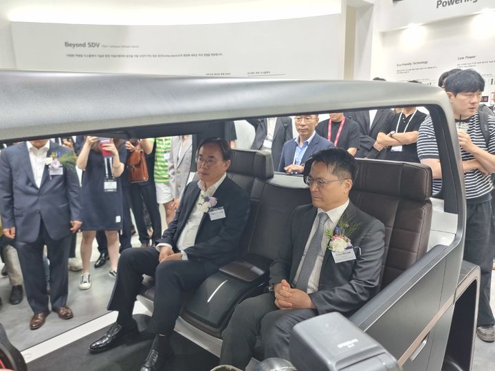 [서울=뉴시스]이지용 기자 = 정철동 LG디스플레이 사장(왼쪽)과 문신학 산업통상자원부 차관이 7일 서울 강남구 코엑스에서 열린 'K-디스플레이'에 마련된 LG디스플레이의 콘셉트카를 직접 체험하고 있다. *재판매 및 DB 금지